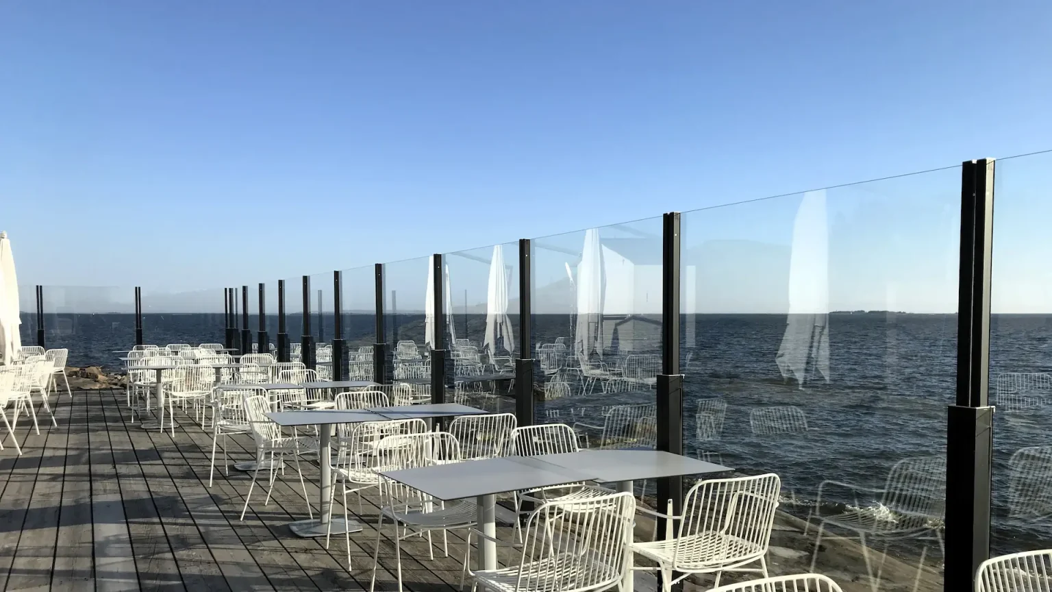 Nostettavat ClickitUp®-lasikaiteet Ravintola HSS Paviljongin aurinkoterassilla Helsingissä