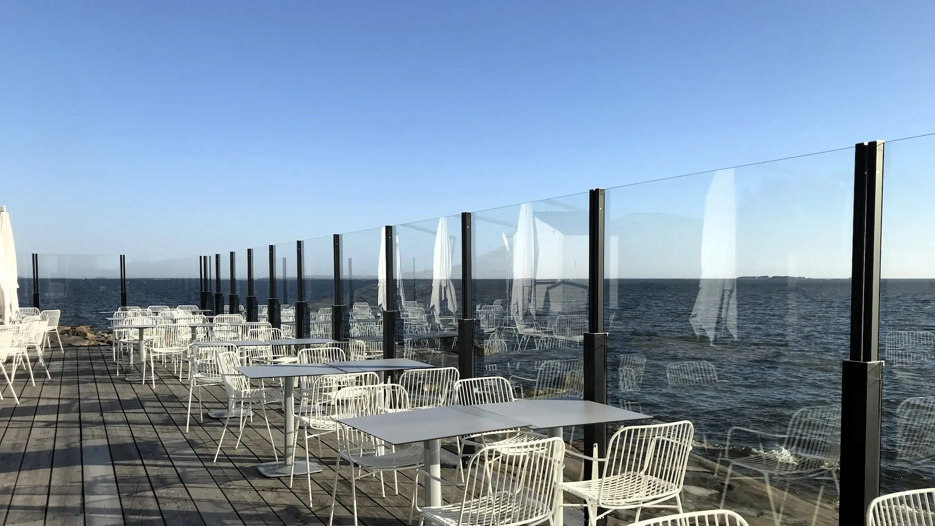 Nostettavat ClickitUp®-kaiteet Ravintola HSS Paviljongin aurinkoterassilla Helsingissä
