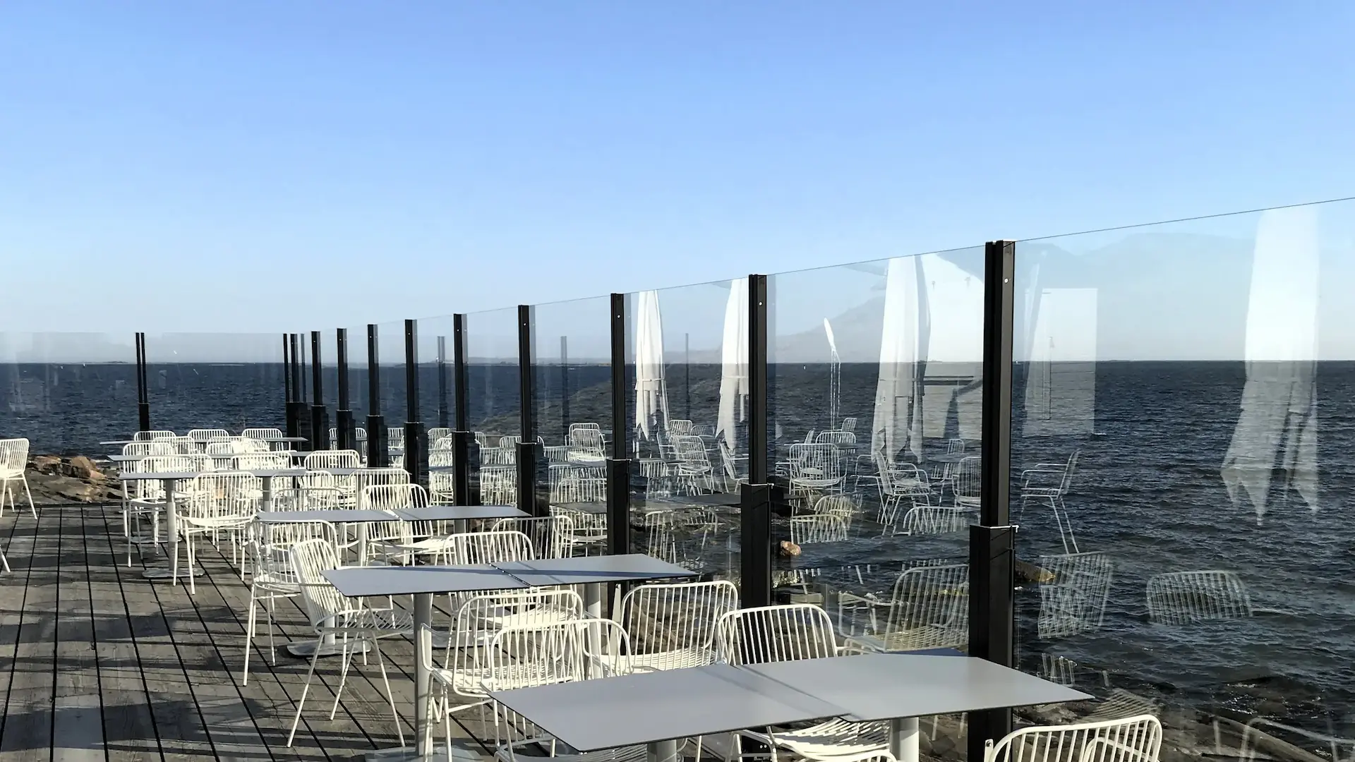 Merinäköala Ravintola HSS Paviljongista nostettavien ClickitUp®-kaiteiden takaa – HoReCa