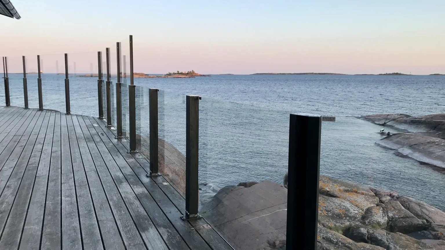 Tuulensuojakaiteet kallioisella laiturilla Hangon Itämeren Portissa