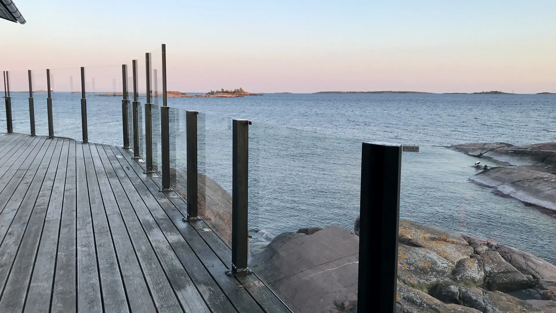 Tuulensuojakaiteet kallioisella laiturilla Hangon Itämeren Portissa