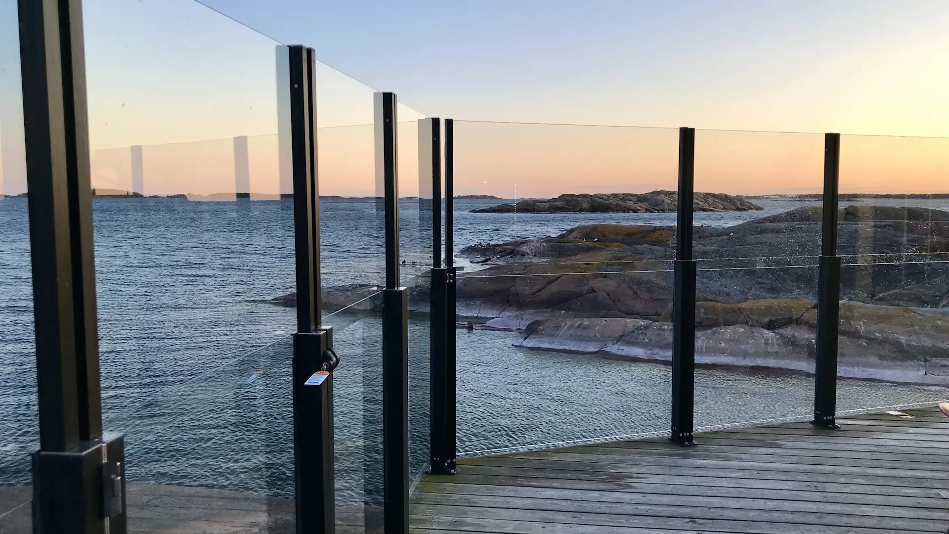 Itämeren Portin merinäkymä terassilta, suojana ClickitUp®-tuulensuojat