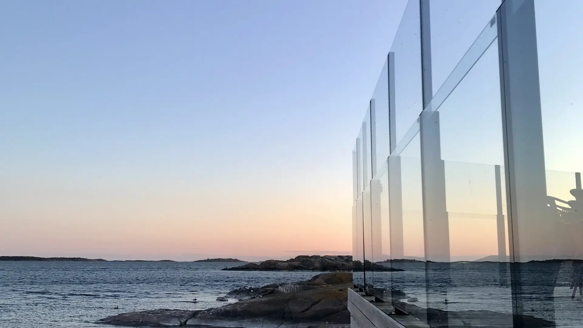 Rivi ClickitUp®-kaiteita rantakallioilla Hangon edustalla auringonlaskussa
