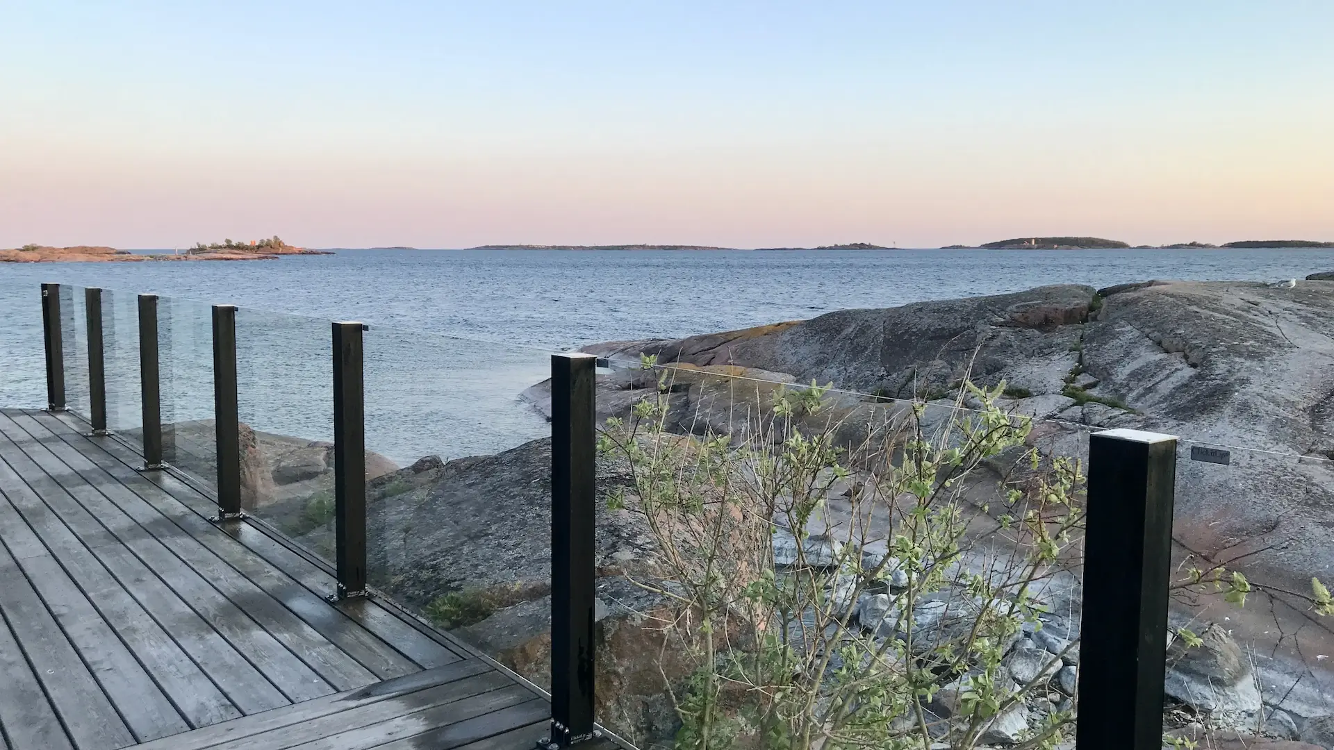 Vankat lasikaiteet Hangon Portin laiturilla suojaamassa asiakkaita