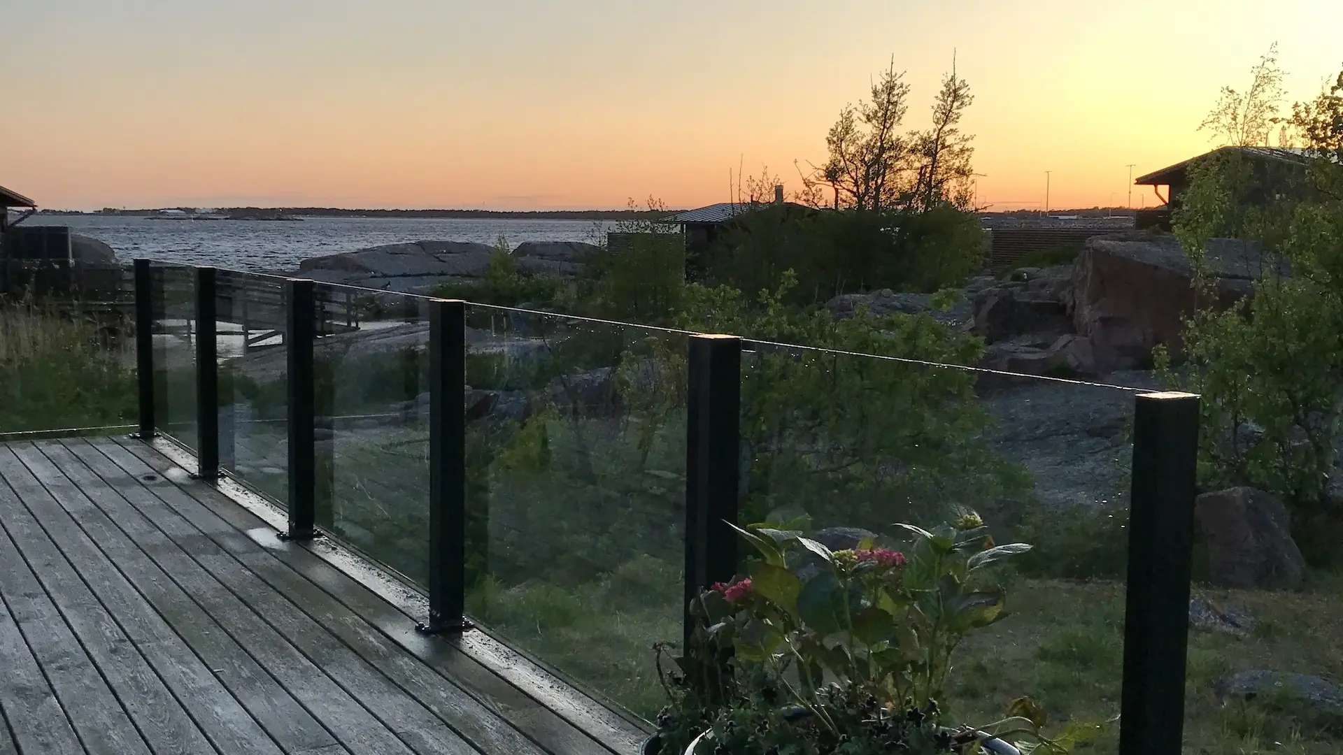 Saariravintolan kallioranta nostettavilla ClickitUp®-kaiteilla – Hanko