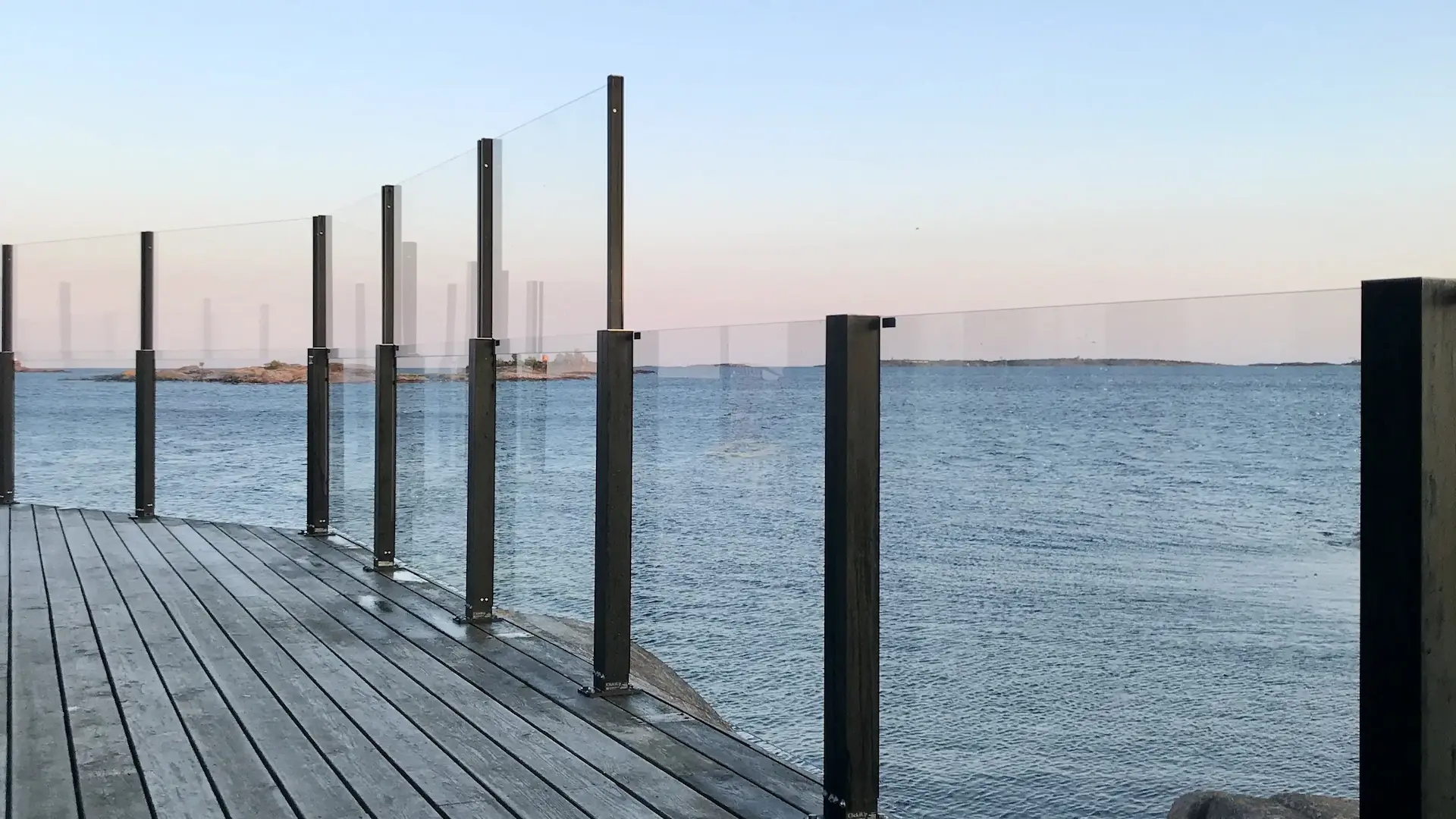Lasikaiteet ilta-auringossa horeca Itämeren Portti 8