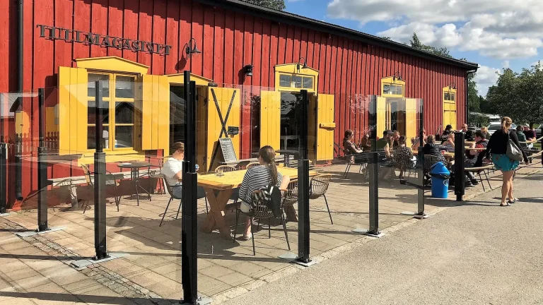 ClickitUp®-lasikaide suojaa keltaisen rakennuksen terassia