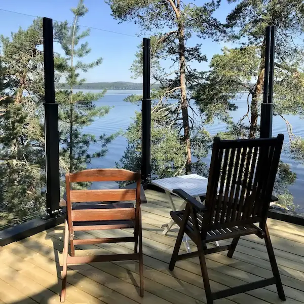 Nostettava lasikaide mökkiterassilla