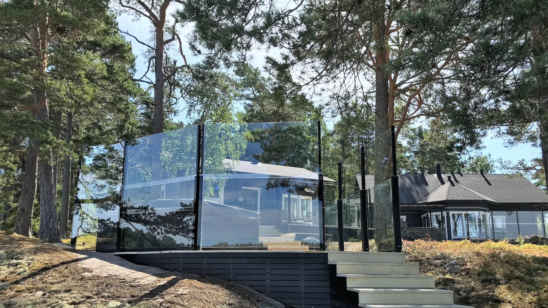 ClickitUp®-kaiteet huvilaterassilla metsäisessä maisemassa.