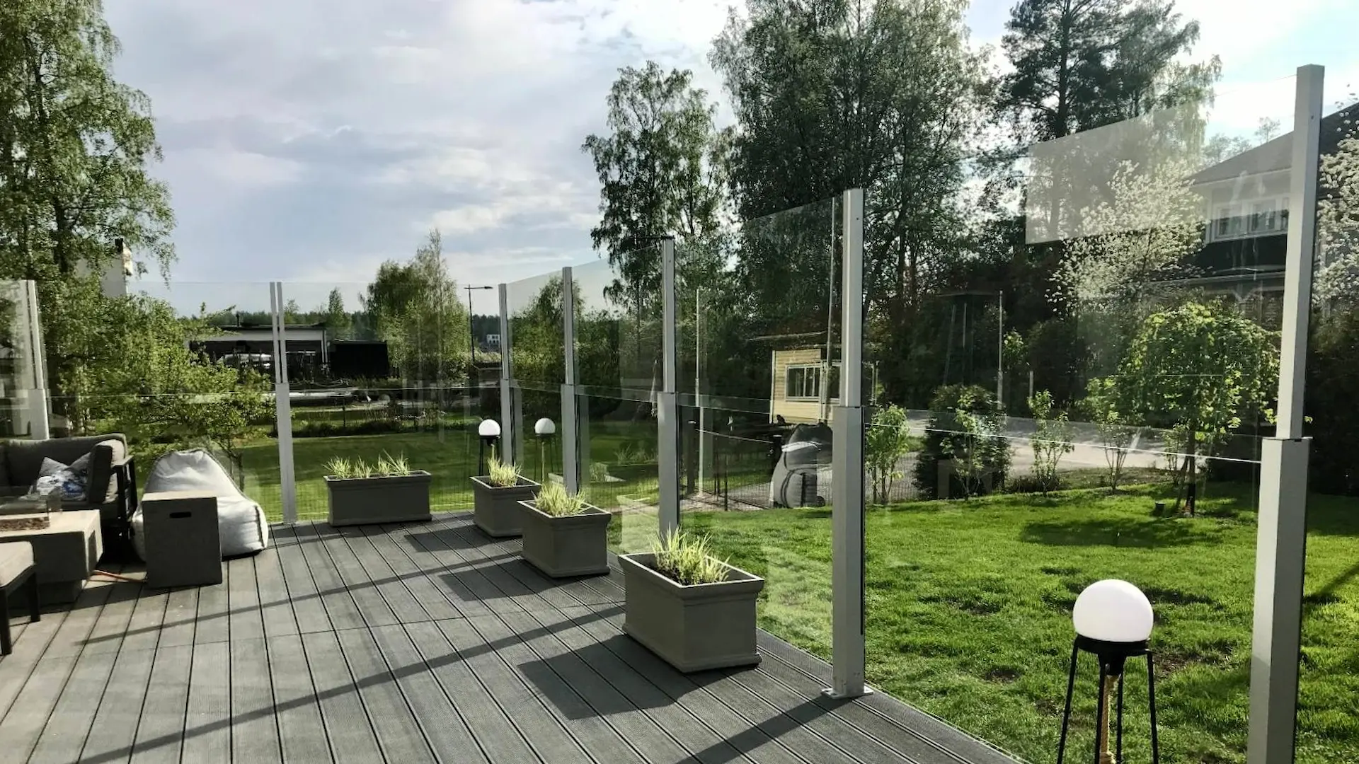 ClickitUp®-lasikaiteet puutarhaterassilla ja istutuslaatikoilla