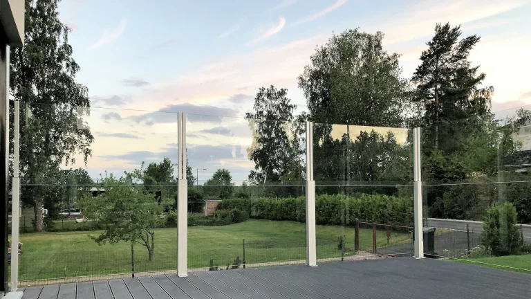 ClickitUp®-lasikaiteet modernin talon edustalla