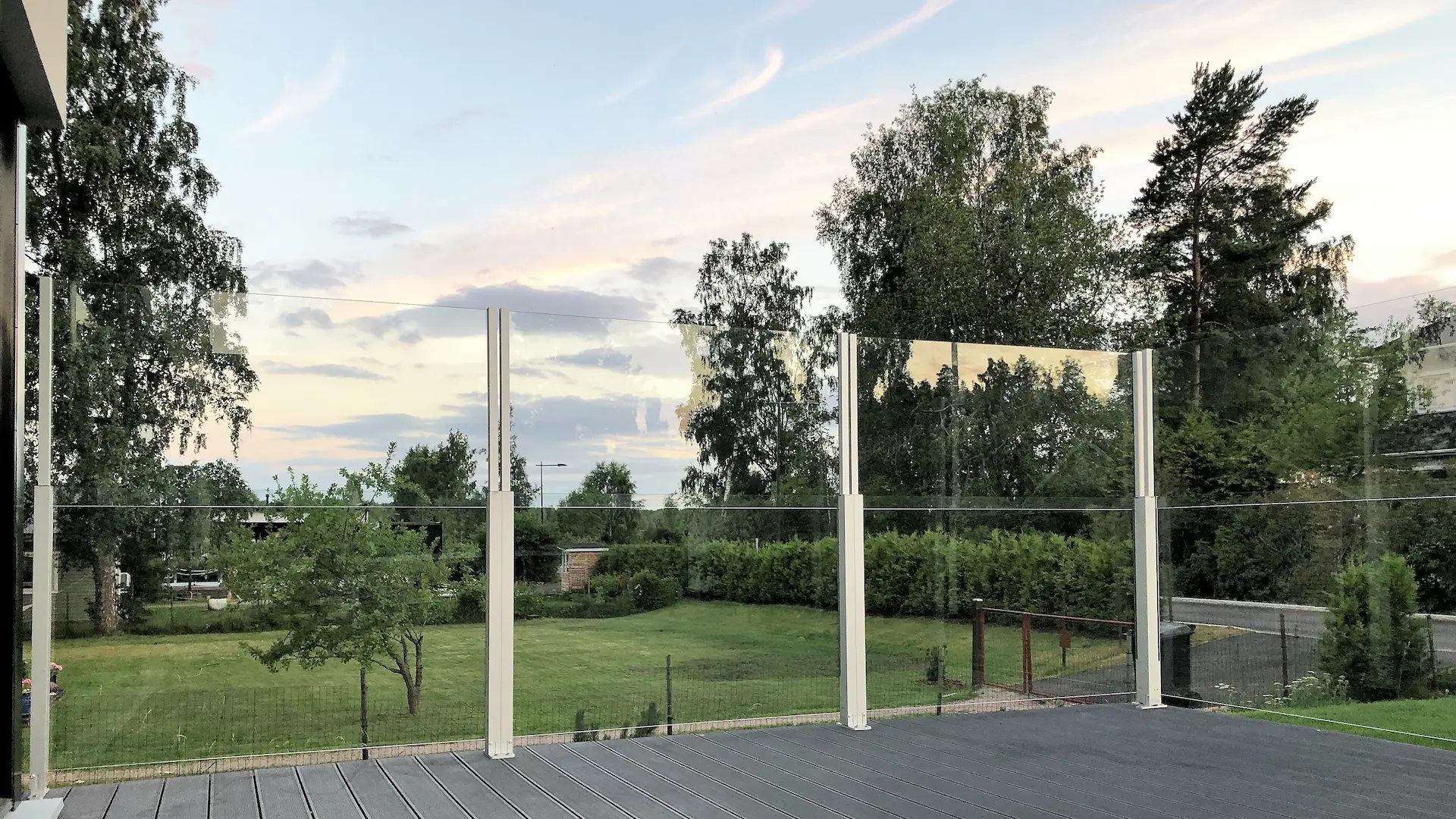 ClickitUp®-lasikaiteet modernin talon edustalla