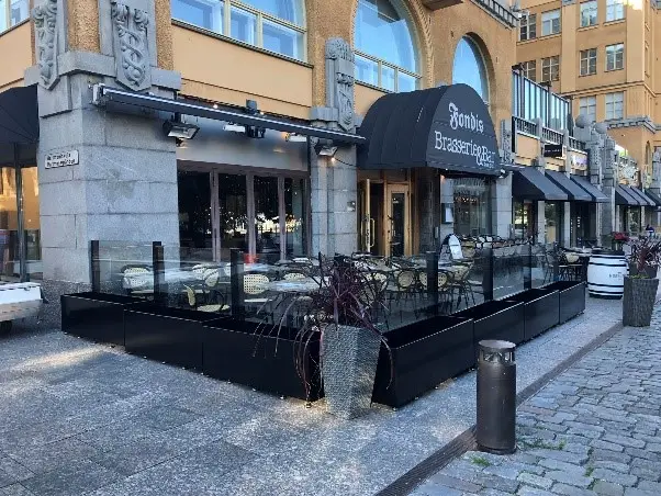 Porrastettu kaideratkaisu ravintolan terassilla – ClickitUp®-kaiteet vastapainolaatikoissa