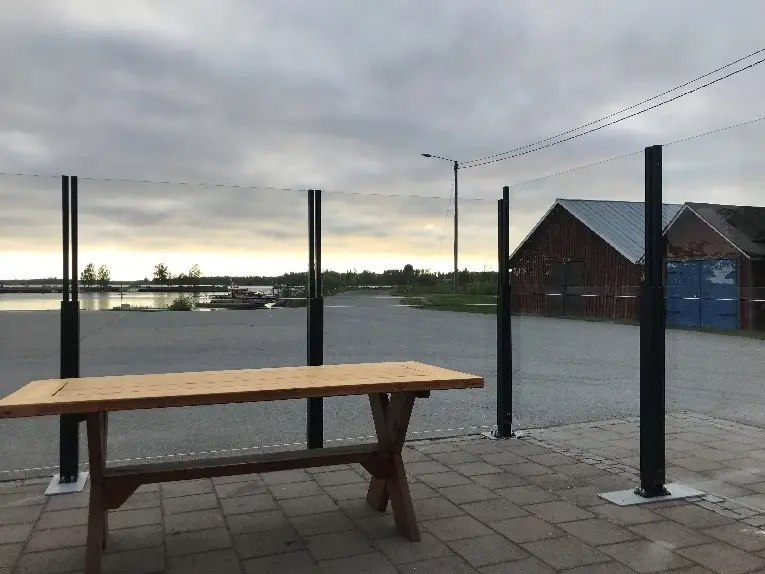 ClickitUp®-kaiteet kiinnitetty liimatuilla teräslevyillä torialueen kiveykseen