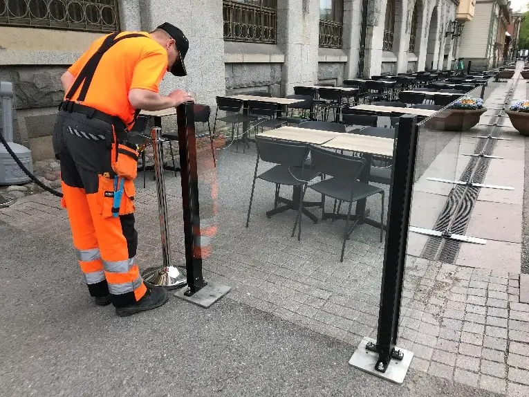 Casco Xtremfix -asennusliimalla liimattu teräslevy ja kaiteen asennus julkisivun eteen
